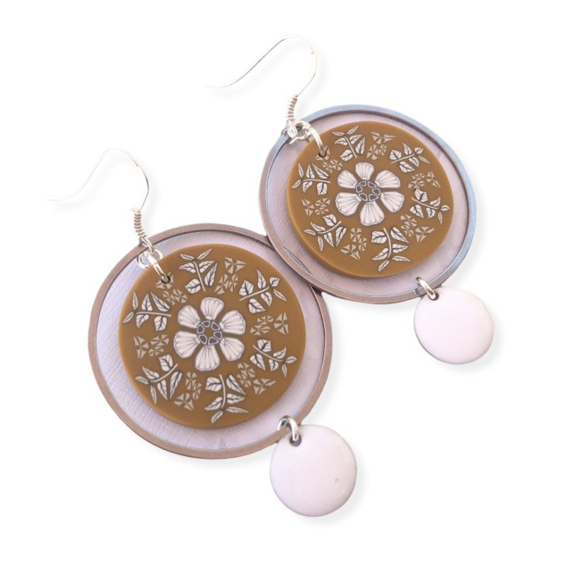 Boucles d'oreilles pendantes, fleur jaune moutarde, en pâte polymère