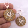 Boucles d'oreilles pendantes, fleurs jaune moutarde, en pâte polymère