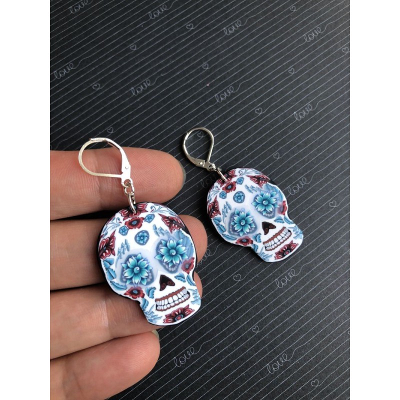 Boucles d'oreilles halloween, sugar skull calavera aux yeux bleus, en pâte polymère