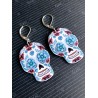 Boucles d'oreilles halloween, sugar skull calavera aux yeux bleus, en pâte polymère