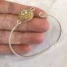Bracelet jonc, petit cabochon fleuri, jaune moutarde, en pâte polymère