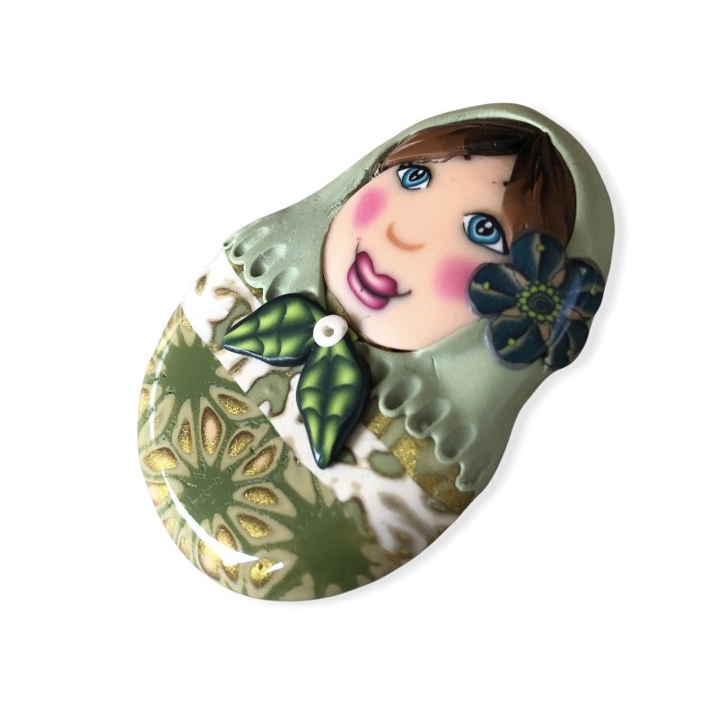 Broche matriochka fleurie vert bronze en pâte polymère