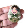 Broche matriochka fleurie vert bronze en pâte polymère