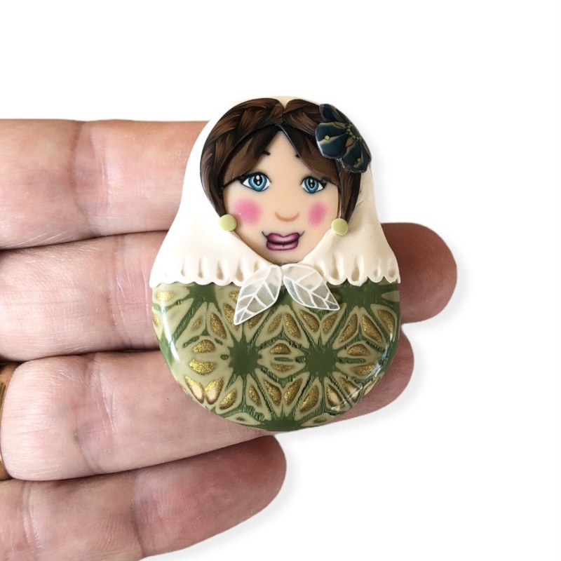 Broche matriochka fleurie vert bronze en pâte polymère