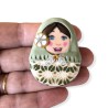 Broche matriochka fleurie vert bronze en pâte polymère