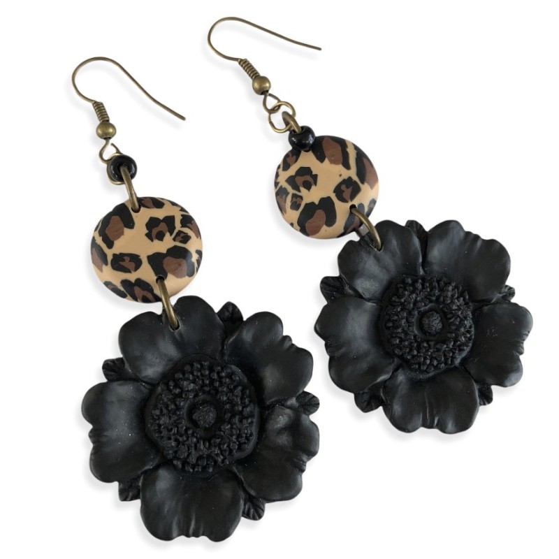 Boucles d'oreilles nostalgia, pendantes avec fleurs noires et rond léopard en pâte polymère