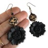 Boucles d'oreilles nostalgia, pendantes avec fleurs noires et rond léopard en pâte polymère