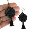 Boucles d'oreilles nostalgia, pendantes avec fleurs noires en pâte polymère