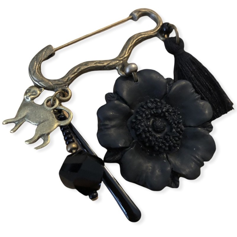 Broche salem, breloques et fleur noire en pâte polymère