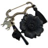 Broche salem, breloques et fleur noire en pâte polymère
