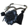 Broche salem, breloques et fleur noire en pâte polymère