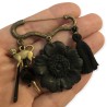 Broche salem, breloques et fleur noire en pâte polymère