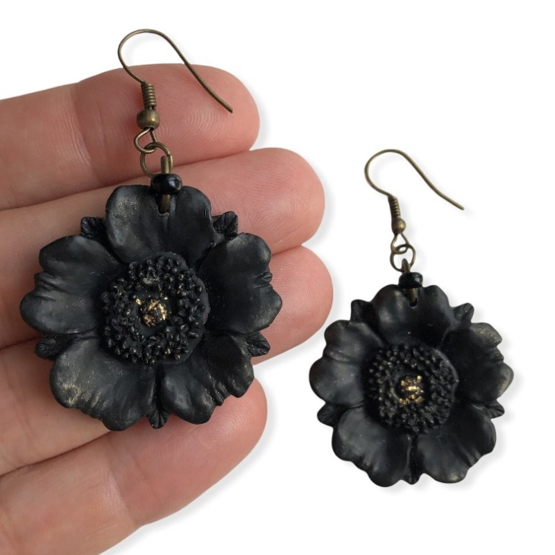 Boucles d'oreilles nostalgia, pendantes avec fleurs noires en pâte polymère