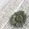 Broche fleur unie vert bronze en pâte polymère