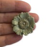Broche fleur unie vert bronze en pâte polymère