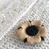 Broche fleur bicolore écru / noir en pâte polymère