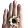 Bague fleur écrue légèrement nacrée, unie, en pâte polymère