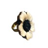 Bague fleur écrue légèrement nacrée, unie, en pâte polymère
