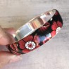 Bracelet fleurs rouges, fond noir, en pâte polymère