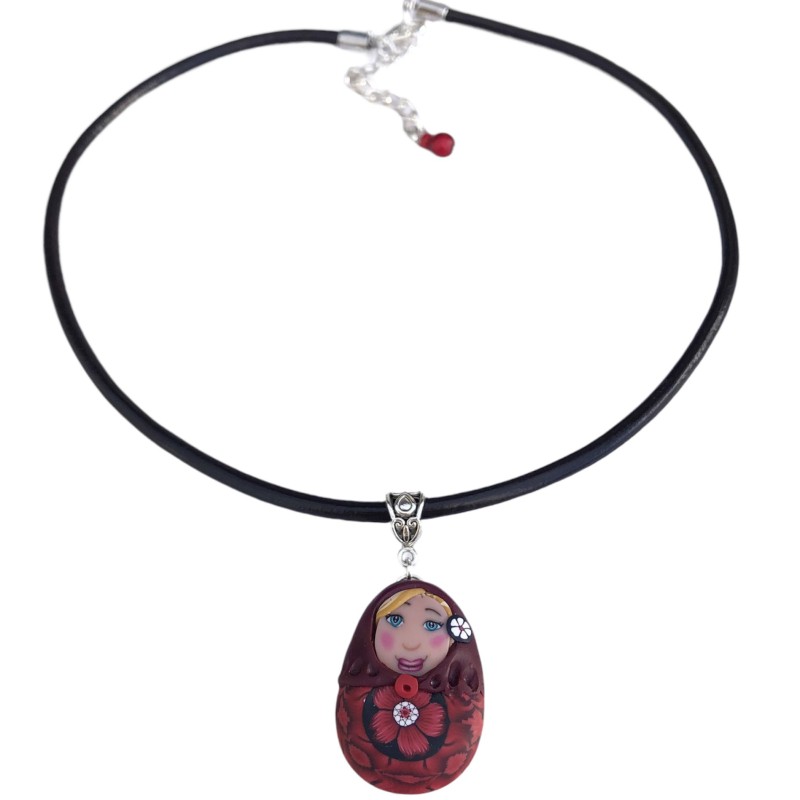 Pendentif matriochka fleurie en pâte polymère