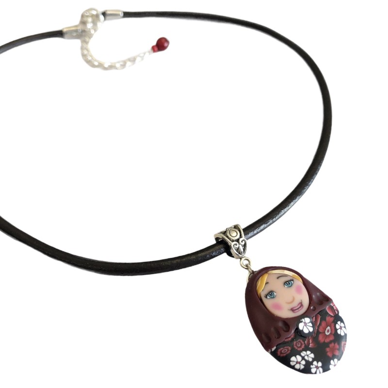Pendentif matriochka fleurie en pâte polymère