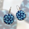 Boucles d'oreilles dormeuses, kaléidoscope bleu, en pâte polymère