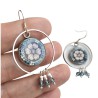 Boucles d'oreilles pendantes, fleur bleue, en pâte polymère
