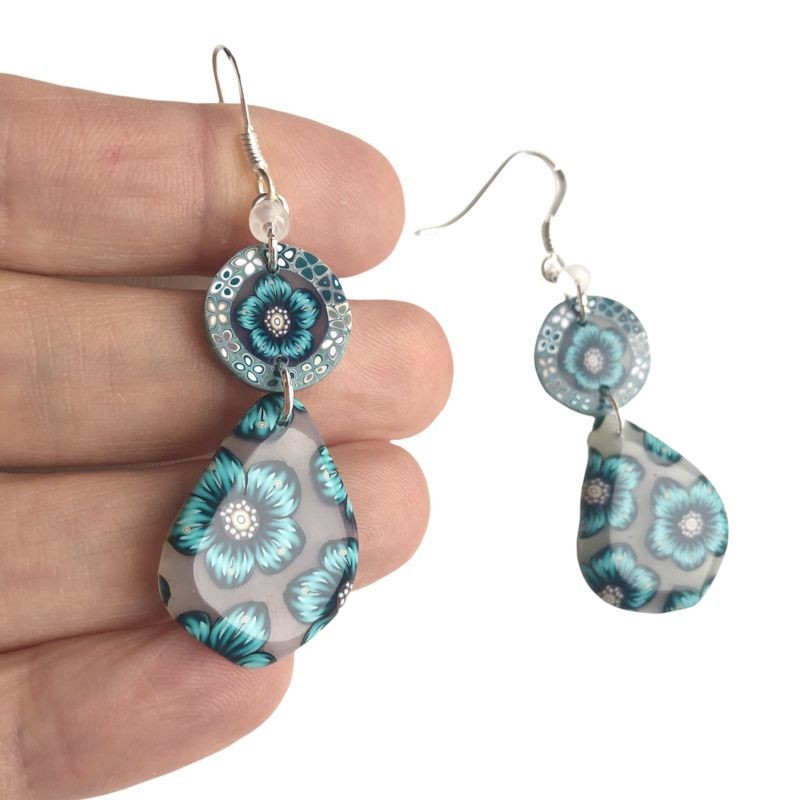 Boucles d'oreilles pendantes, fleur bleue, en pâte polymère