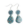 Boucles d'oreilles pendantes, fleur bleue, en pâte polymère