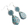 Boucles d'oreilles pendantes, fleur bleue, en pâte polymère