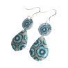 Boucles d'oreilles pendantes, fleur bleue, en pâte polymère