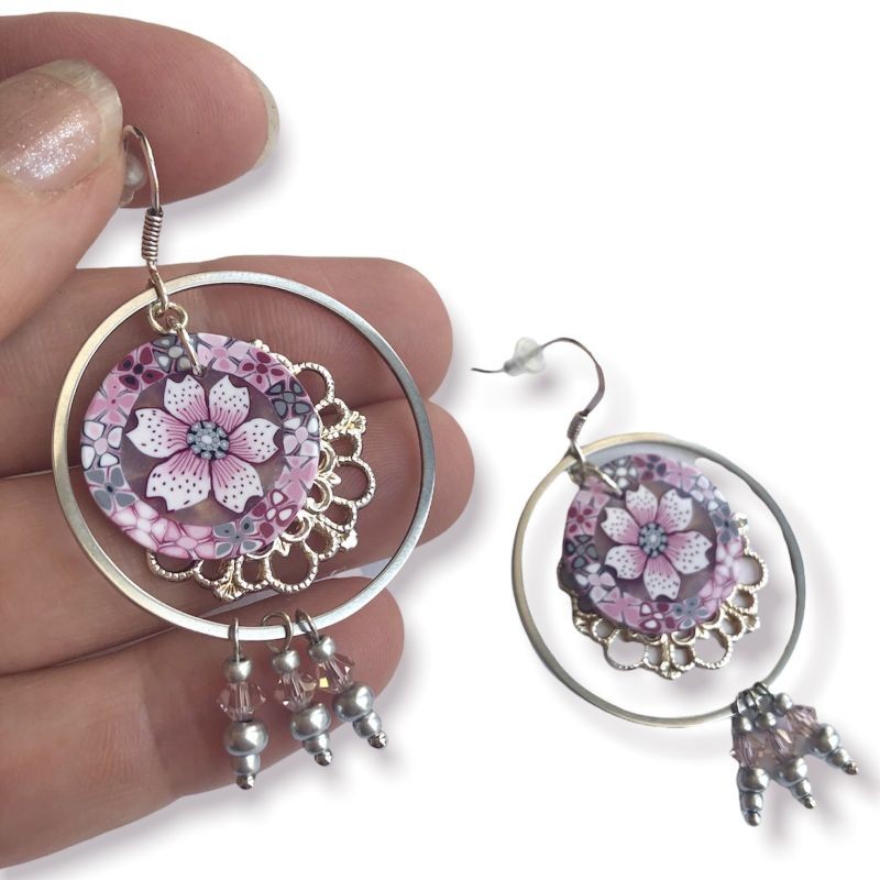 Boucles d'oreilles pendantes, rose poudré, en pâte polymère