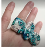 Bague carrée joli bouquet aux fleurs bleues, en pâte polymère