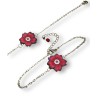Un bracelet fleur rouge, en pâte polymère, chaine inoxydable