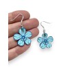 Boucles d'oreilles pendantes, fleur bleue, en pâte polymère