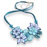 Collier créateur court fleuri monté sur cordon de suédine, tons bleus