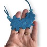 Collier créateur court fleuri monté sur cordon de suédine, tons bleus