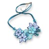 Collier créateur court fleuri monté sur cordon de suédine, tons bleus