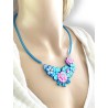 Collier créateur court fleuri monté sur cordon de caoutchouc, tons rose-bleu