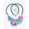 Collier créateur court fleuri monté sur cordon de caoutchouc, tons rose-bleu