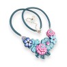 Collier créateur court fleuri monté sur cordon de caoutchouc, tons rose-bleu