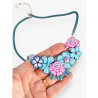 Collier créateur court fleuri monté sur cordon de caoutchouc, tons rose-bleu