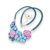 Collier créateur court fleuri monté sur cordon de caoutchouc, tons rose-bleu
