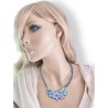 Collier créateur court fleuri monté sur cordon de caoutchouc, tons bleus