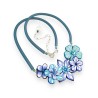 Collier créateur court fleuri monté sur cordon de caoutchouc, tons bleus