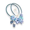 Collier créateur court fleuri monté sur cordon de caoutchouc, tons bleus