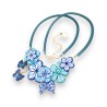 Collier créateur court fleuri monté sur cordon de caoutchouc, tons bleus