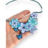 Collier créateur court fleuri monté sur cordon de caoutchouc, tons bleus