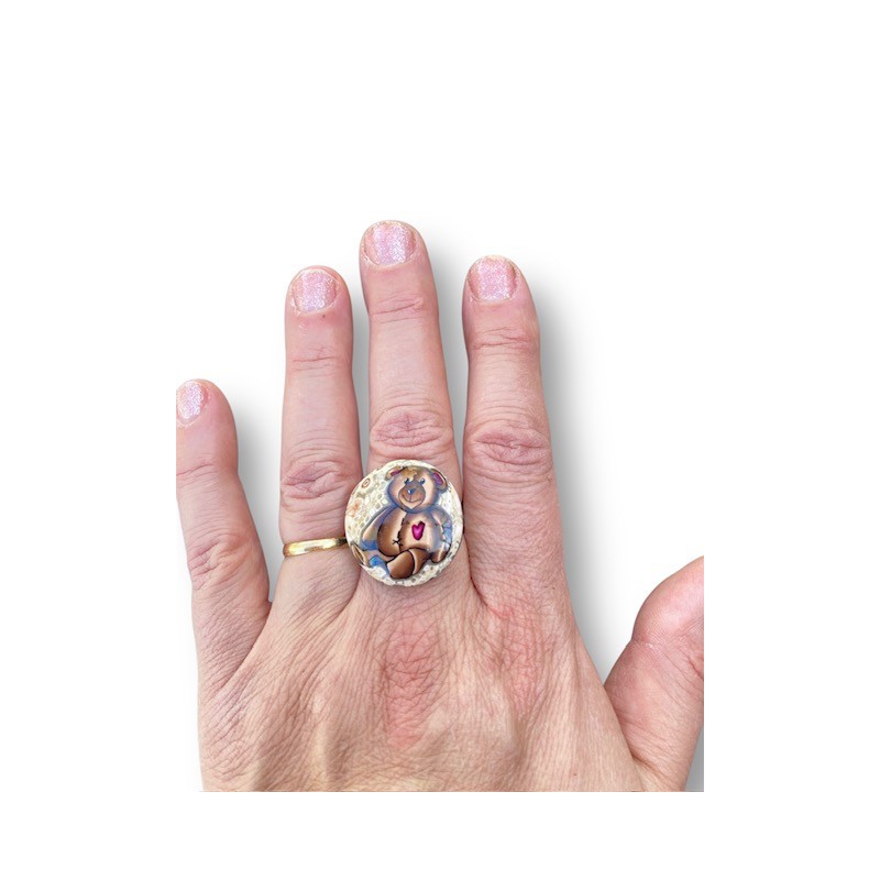 Bague bombée en pâte polymère, motif "ourson calin"