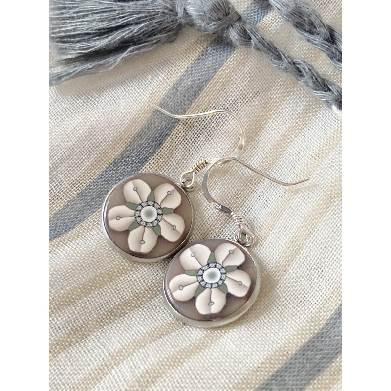 Boucles d'oreilles artisanales en pâte polymère – Fleurs délicates et argent 925